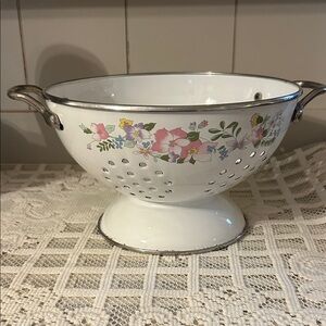 KOBE JC Penney Footed Metal White Enamel Colander Strainer Pink Flowers 8.5” VTG